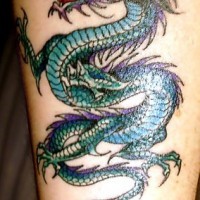 Tatuaje en el antebrazo, dragón con orejas largas, color verde brillante