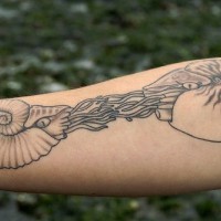 Le tatouage avent-bras de créatures rondes comme des méduses