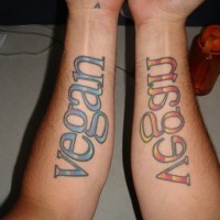 Une inscription vegan réfletée le tatouage avent-bras en couleur