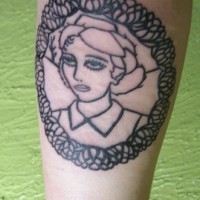 Tattoo mit rundem Porträt von schöner Frau am Unterarm