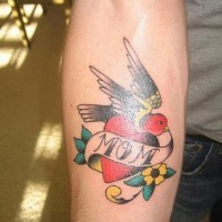 Tattoo von schönem farbigem Vogel mit Aufschrift 