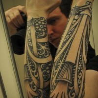 Tatuaje en el antebrazo, diseño con líneas rectas y redondeadas, volutas