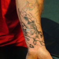 Disegno nero tatuato sul braccio