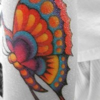 Tatuaje en el antebrazo, mariposa hermosa de multicolores