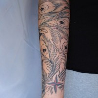Tatuaje en el antebrazo, plumas de pavo