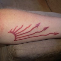 Une image rouge avec des flèches ondulantes le tatouage avant-bras