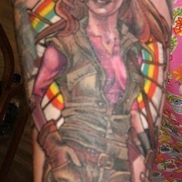 Glückliche starke Fraue und Erdbeer Unterarm Tattoo