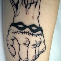 Tatuaje en el antebrazo, mano con cicatriz y pulsera