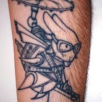 Le tatouage avant-bras de lapin avec une valise sur l'hélice