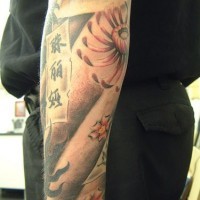 Tatuaggio pittoresco sul braccio il fiore e i geroglifici