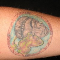Le tatouage avant-bras avec une image d'une personne désappointé pleurant