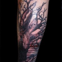 Tatuaje en el antebrazo, árbol oscuro espeluznante