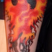 Il fuoco in forma di uccello tatuato sul braccio