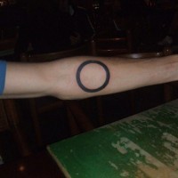 Un cercle mystique régulier tatouage avant-bras à l'encre noir