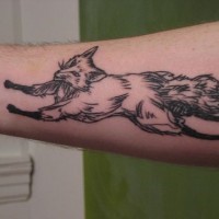 Feines Tattoo von flaumigem rennendem Fuchs in Schwarz am Unterarm