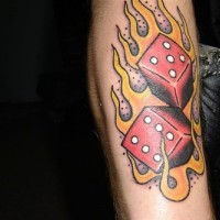 Tatuaje en el antebrazo, dados rojos en el fuego