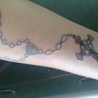 Rosenkranz Tattoo am Unterarm