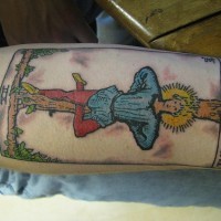 Tatuaje en el antebrazo, diseño de un hombre ahorcado en el árbol