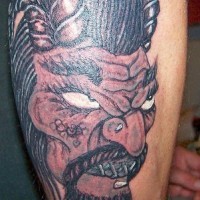 Tattoo von hörnigem missmutigem Mann mit Stirnrunzeln am Unterarm