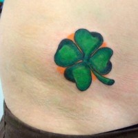 Tattoo von grünem buntem Kleeblatt an der Hüfte