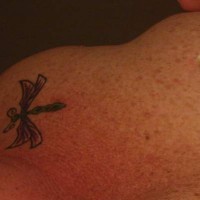Tatuaje de pequeña libélula