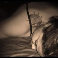 grande coccinella sulla spalla della donna tatuaggio