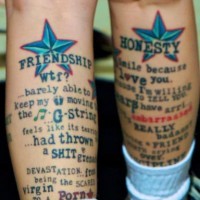 amicizia e onesta' tatuaggio su due gambe