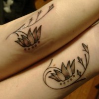 tatuaggio identico fiori di amicizia sulle braccia