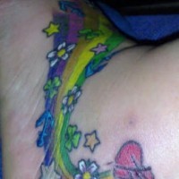 Tatuaje un arco iris con estrellas y flores