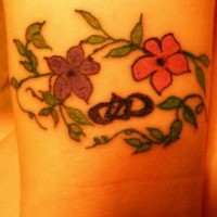 Tatuaje a color  una tracería floral