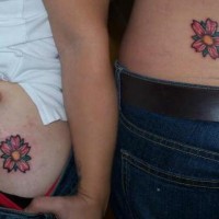 Les tatouages similaires de fleurs de l'amitié
