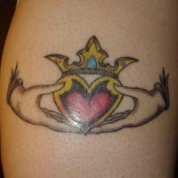 Tatuaje símbolo anillo de Claddagh a color