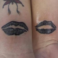 Les tatouages similaires de lèvres sur le poignets des amies
