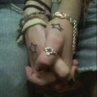 Les tatouages similaires d'une étoile pour les amoureux