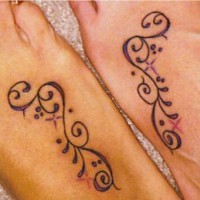 Le tatouage d'entrelacs similaires de l'amitié pour les femmes