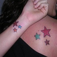 Les tatouages similaires d'étoiles pour les amies