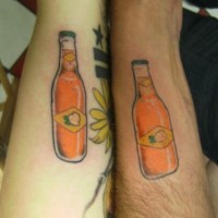 Les tatouages similaires de soda orange pour les amies