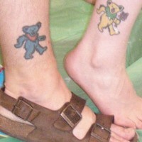 Les tatouages similaires d'ours reconnaissants pour les amies