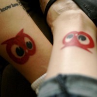 Deux tatouages similaires d'hibou pour les amis