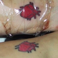 Deux tatouages similaires de cœurs réalistes pour les amoureux