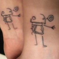 Deux tatouages similaires en style minimaliste pour les amies