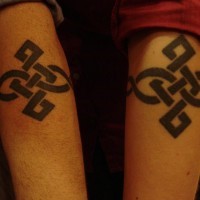 Tatuaje de nudo, identico en antebrazos de amigos
