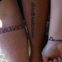 Tatuaje en manos de tres amigos