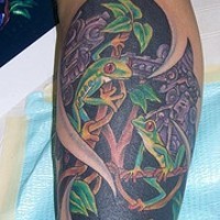Tatuaje de ranas en árbol
