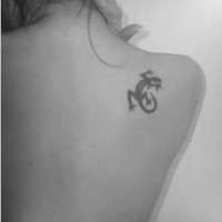 Small lizard tattoo on shoulder