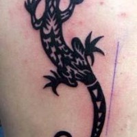 El tatuaje tribal de una lagartija en color negro