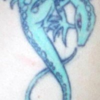 El tatuaje de una lagartija en forma de simbolo de eternidad en color azul