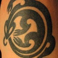 Round tribal lizard tattoo