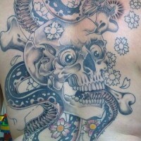 Le tatouage sur le dos avec une crâne au regard, les os et un serpent