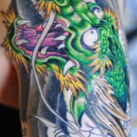 stupefacente drago verde asiatico tatuaggio colorato